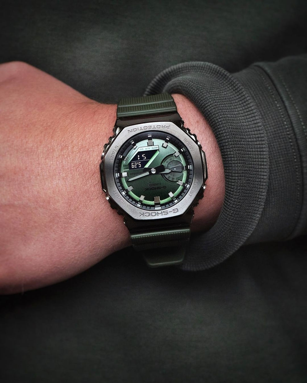 GM 2100 GREEN METAL BODY WATCH